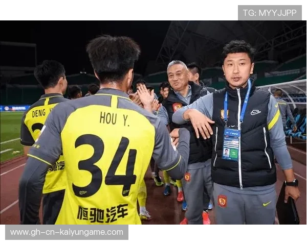 成都蓉城严鼎皓中路突破吸引犯规：一场速度与信念交织的软文叙事